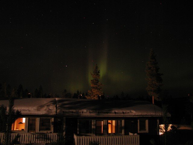 Dieses schwache Polarlich wurde auch in der Region Hrjedalen in Mittelschweden aufgenommen. Es war am 25.01.2003 ber der Fehrienhaussiedlung Hede-Oltjrn zu sehen. 6223' nB ; 01331' oL 