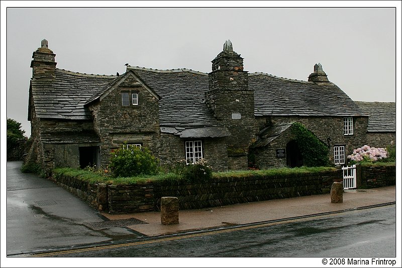 Dorfpost in einem Herrenhaus aus dem 14. Jahrhundert - Tintagel, Cornwall UK.