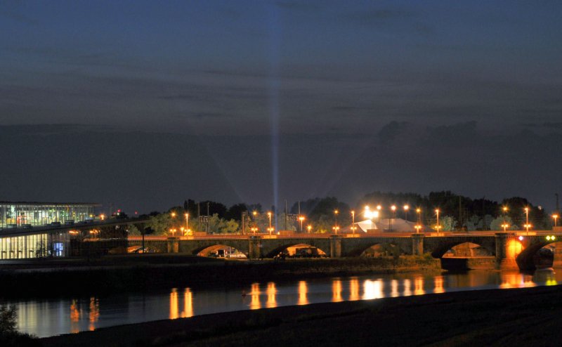 Dresden - Marienbrcke, mit Laserlicht - wahrscheinlich fr den dort gastierenden Zirkus Krone - 01.09.2009