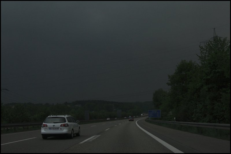 Dunkel wirds... A45 zwischen Dortmund und Westhofener Kreuz. Aufnahme ist nicht bearbeitet deshalb ist es sooo extrem dunkel...(01.05.2009)