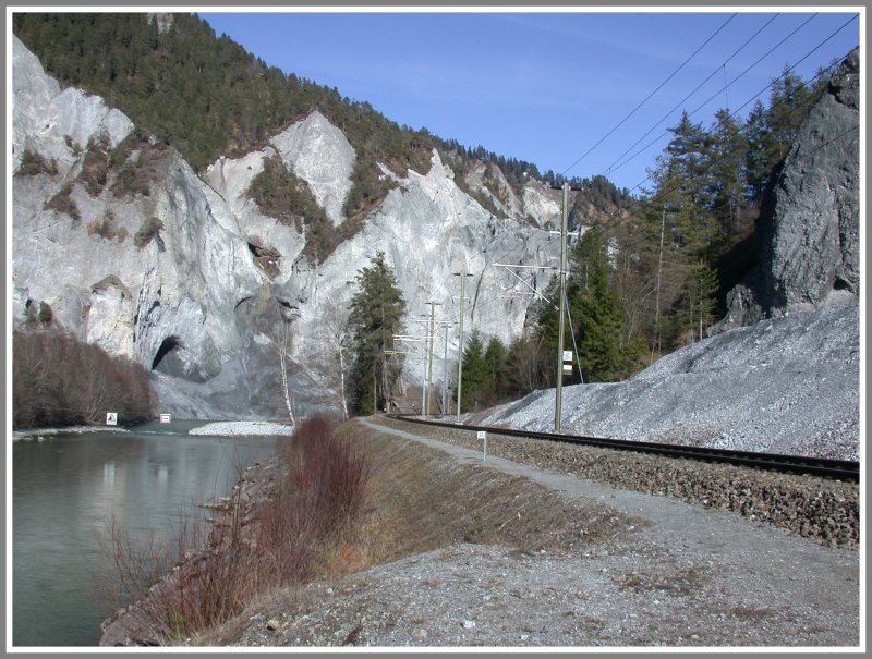 Durch die imposante Rheinschlucht fhrt nur die Rhtische Bahn. Die zwei Warntafeln ber dem Fluss warnen Kajak- und Schlauchbootfahrer vor Felsstrzen von der linken Talseite. (04.03.2007)