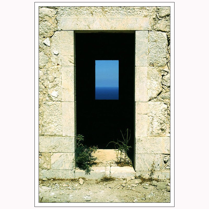 Durchblick ins Blaue -

Blick durch die Ruine eines ehemaligen Leuchtturmgebäude in der Nähe von Mallorca. 

Scan vom Dia, 2005 (M)