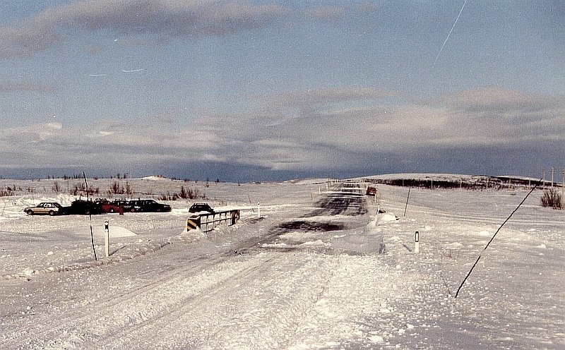 E6 auf einer Hochebene nrdlich von Alta im Mrz 1992, die Steigung von Alta war mit dem PKW gerade noch ohne Schneeketten zu schaffen.