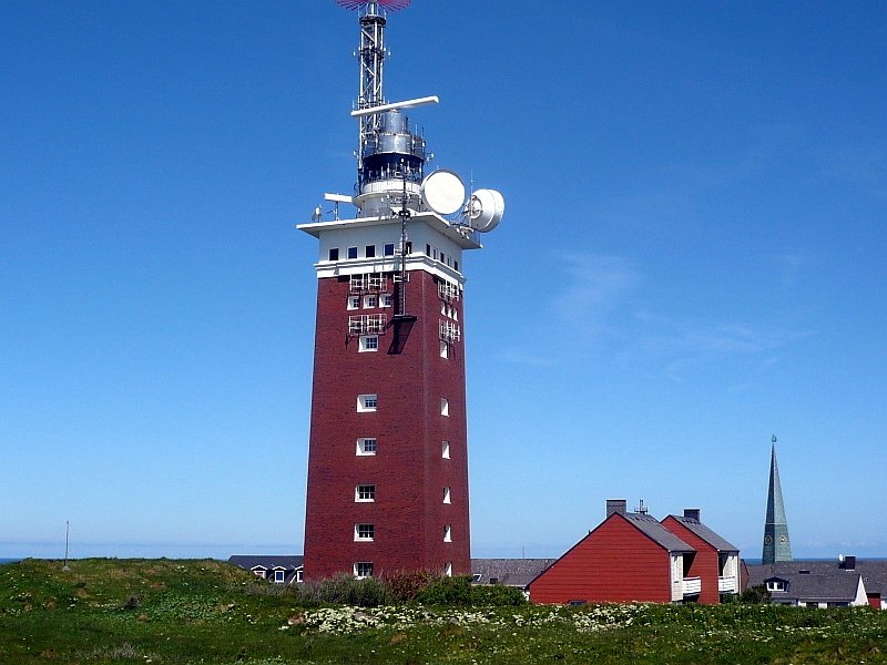 Ehemaliger Flakturm, heute Leuchtturm der Insel Helgoland, das einzige Gebude, da bei Bombenangriffen am 17. und 18. April 1945 (18 Tage vor Kriegsende!) nicht zerstrt wurde, am 16.05.2008