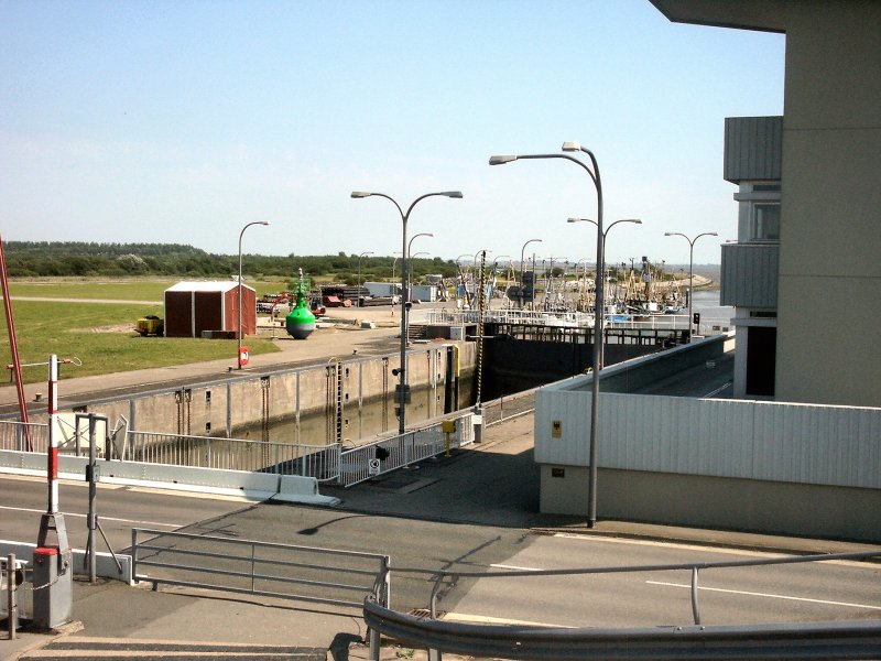 Eiderstauwerk, Durchfahrt fr die Schiffe, Strassenbrcke kann hochgeklappt werden, 2004