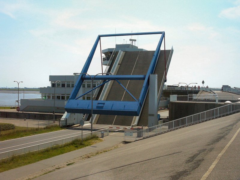 Eiderstauwerk, Klappbrcke wird geffnet, 2004