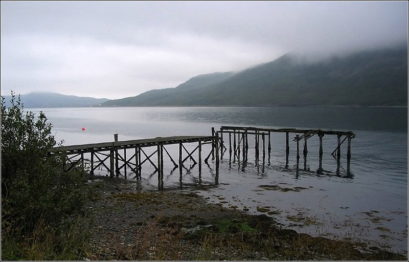 Ein alter Bootsteg in der Nhe von Skjervy. Typische Wetterverhltnisse fr Nordnorwegen. 8.2006 (Jonas)