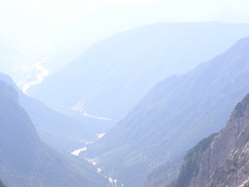 Ein bach zwischen zwei Bergen, und ein bischen Nebel