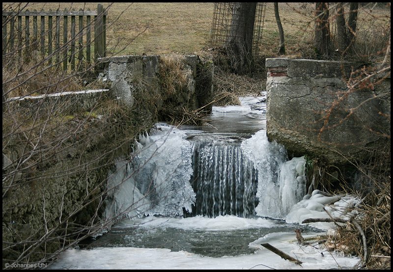 Ein  Bauwerk  bei dem Mensch und Natur gleichermaen mitgearbeitet haben bot sich mir am Nachmittag des 4.01.2009 an einem alten Bauernhaus in Marktoffingen.