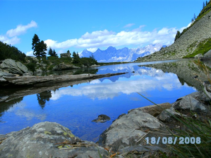 Ein Bild von einer Wanderung in der Steiermark,hier der Spiegelsee im Ennstal worin sich der groe Dachstein spiegelt