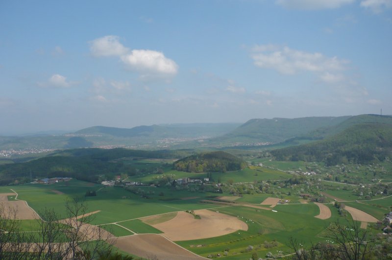 Ein Blick auf Landschaft, Natur und Freiheit.
Die Aufnahme richtet sich dem Osten zu und entstand auf der Burg der Achalm/ Reutlingen, am 24.04.09