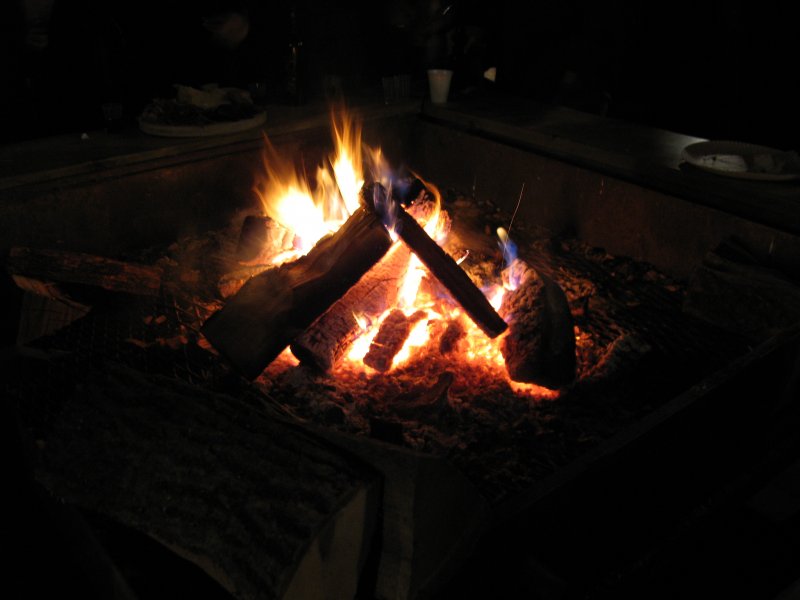 Ein Lagerfeuer in einer kalten Winternacht.
(Dezember 2007)