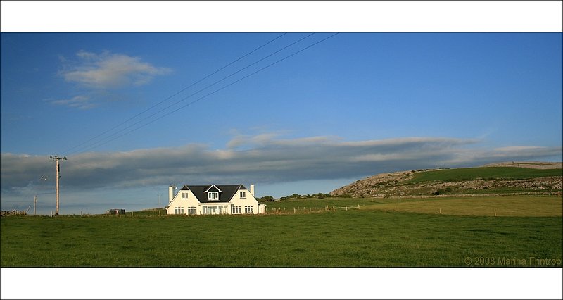 Ein Platz an der Sonne... zumindest an diesem Tag. Haus auf einer Hgelkette in der Nhe von Ballyvaughan, Irland County Cork. Mir persnlich gefallen alte Stein-Cottages besser... aber ich mu im Winter ja auch nicht drin wohnen ;o)