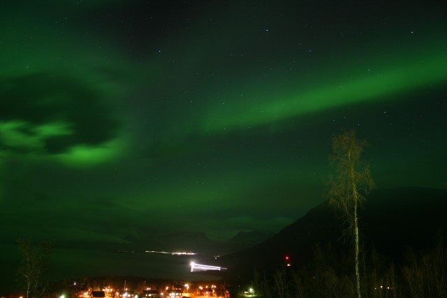 Ein Polarlicht ber den Tornetrsk in Schweden am 31.10.2005. Im Vordergrund liegt Bjrkliden. Im Hintergrund sieht man die Lichter von Abisko und das Lapporten. 6824' nB ; 01841' oL 