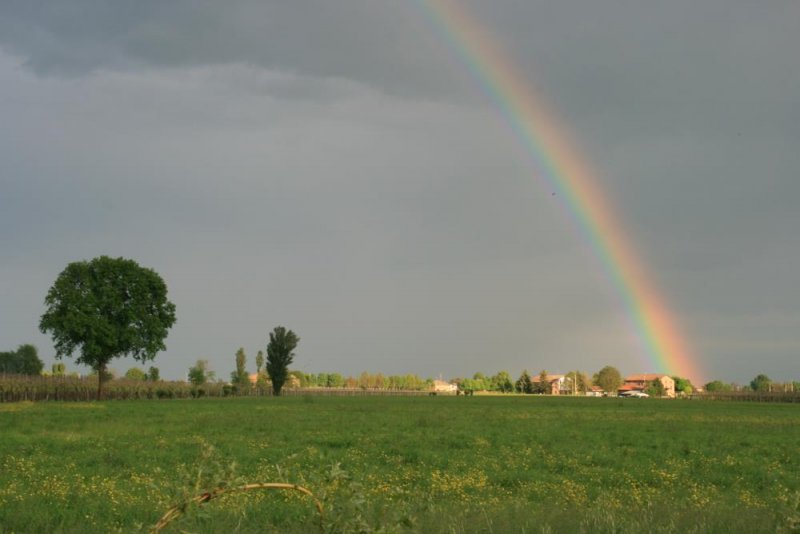 Ein Regenbogen in der Poebene bei Bagnolo In Piano.