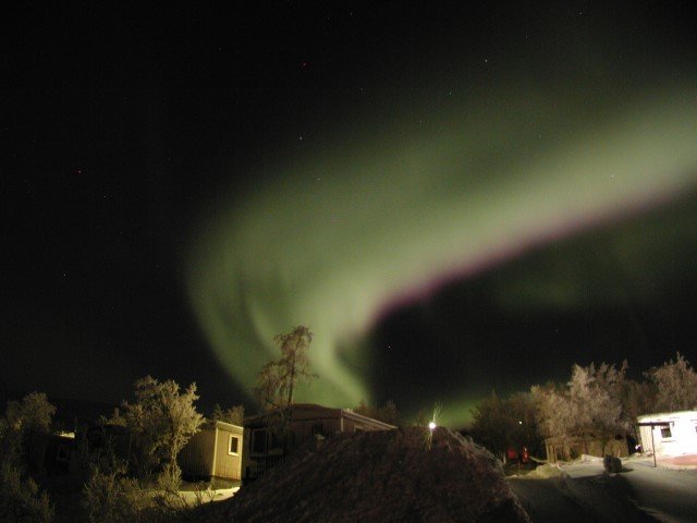 Ein sehr krftiges Polarlicht ber der Bungalowsiedlung von Bjrkliden / Schweden am 29.01.2003. 6824' nB ; 01841' oL 