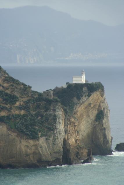 Ein sehr seltener Blick ber das Cap Miseno hinweg zur Sorrento-Kste.