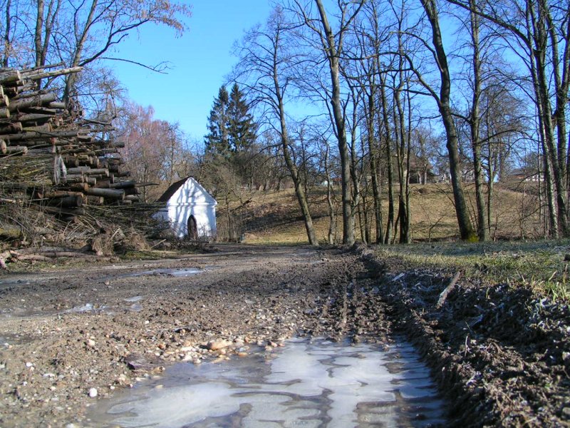 Ein Wald-Wiesenweg fhrt zu einer Gedchniskapelle; 080203