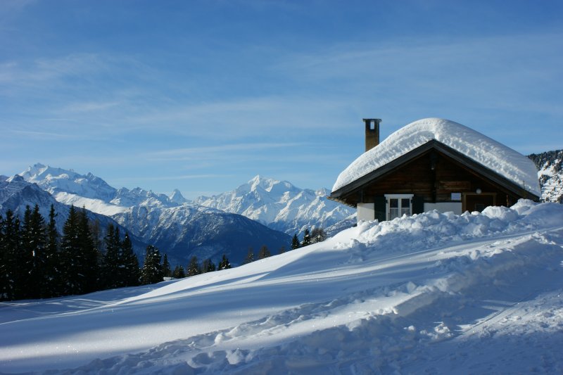 Eine Alphtte zwischen Rieder- und Bettmeralp mit Ausblick auf drei Walliser Viertausender: Weisshorn (4506 m..M.), Matterhorn (4478 m..M.) und Mischabel (4027-4545 m..M) von rechts nach links gesehen.
(29.01.2009)