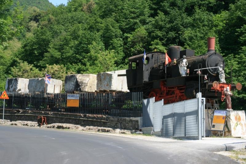 ...Eine Damppfeisenbahn ersetzte dann die Muskelkraft und es setzte der technische Fortschritt ein. Die Trasse ist heute zum Teil noch zu sehen und es existieren einige Viadukte und Tunnel...