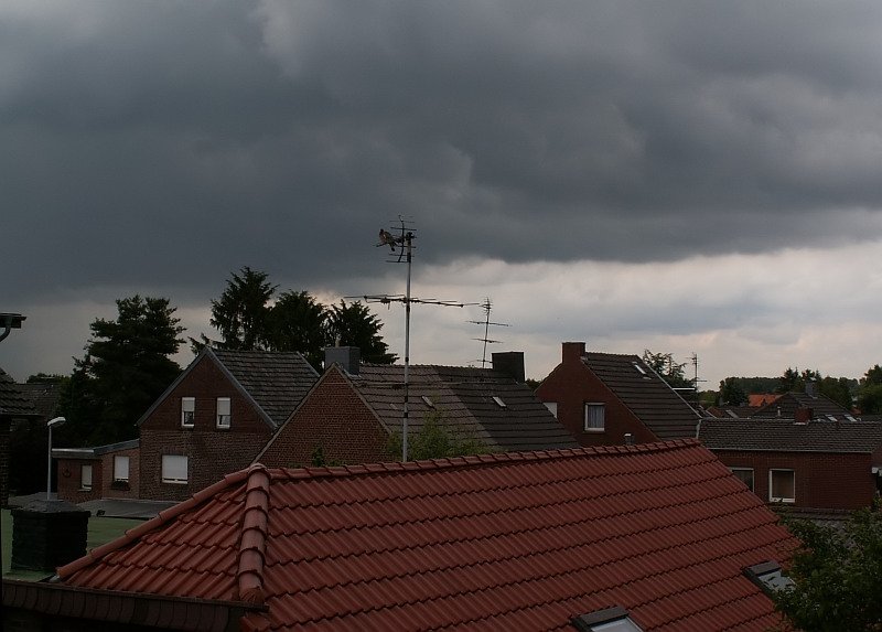 Eine Gewitterwand zieht auf Grefrath bei Krefeld zu. Wenige Minuten später  öffnete der Himmel seine Schleusen . Das Foto stammt vom 31.05.2007