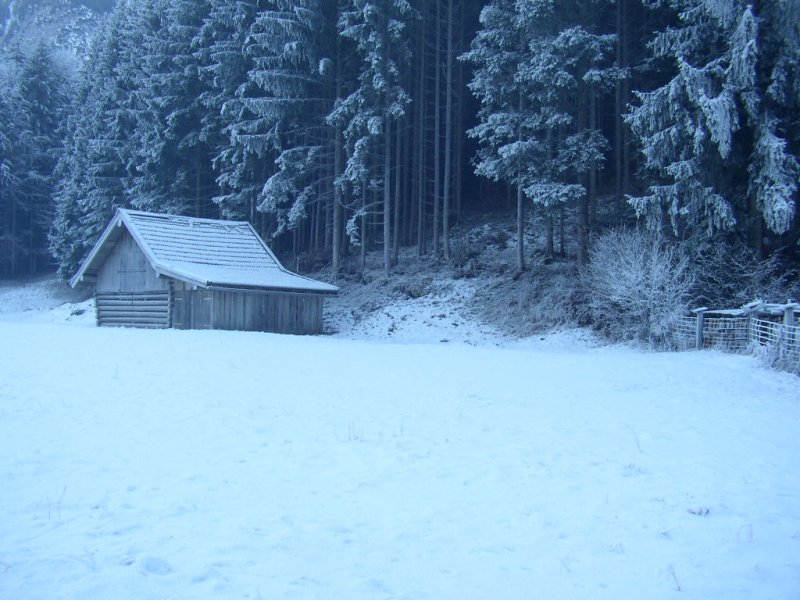 Eine Holzhtte am Wanderweg zwischen Grainau und Garmisch-Partenkirchen. 26.12.07!!! 

Dieselbe wie ID 3899, nur GENAU ein Jahr frher!