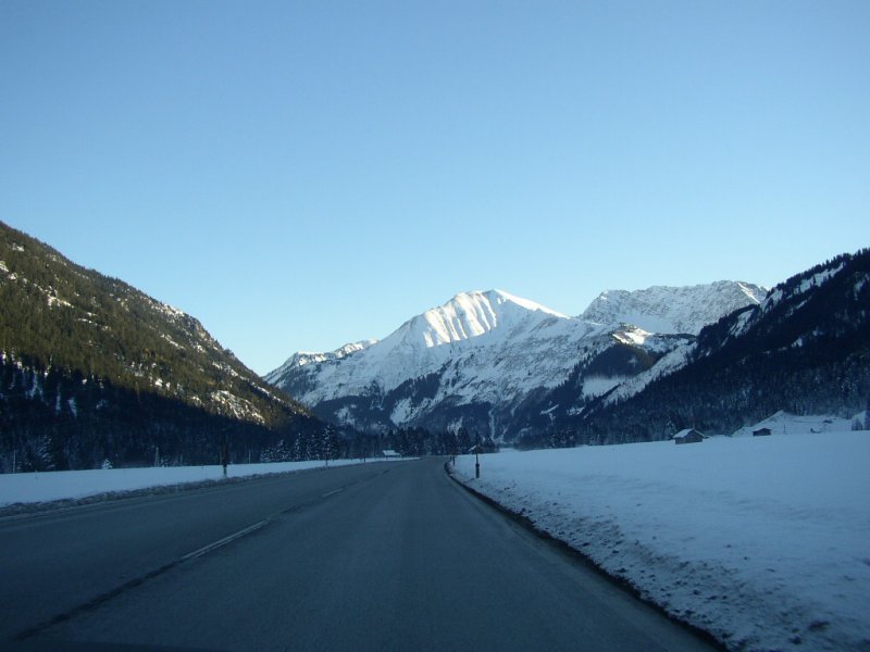 Eine Landstrae mit Blick auf die Berge, nicht weit von Grainau ( Zugspitzdorf ) entfernt!!! 25.12.07