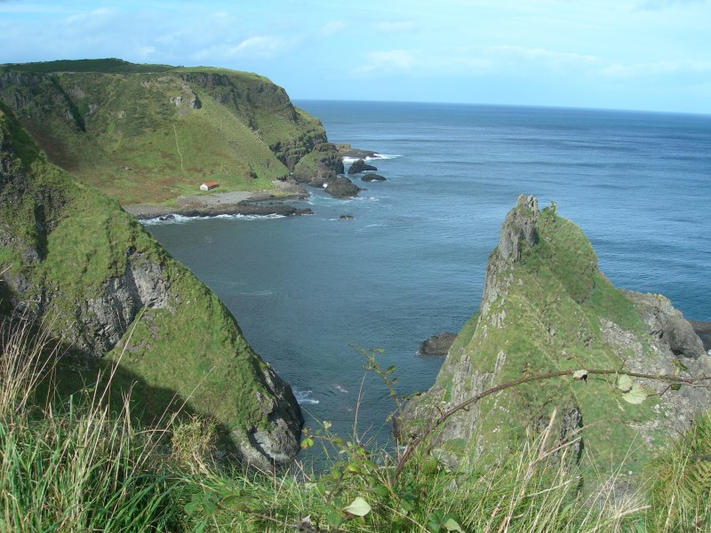 Eine Wanderung der Antrim Kste entlang kann lange dauern, verfhrt doch jeder Schritt zu Betrachten, Staunen und Fotografieren... 
(Sept. 2007) 