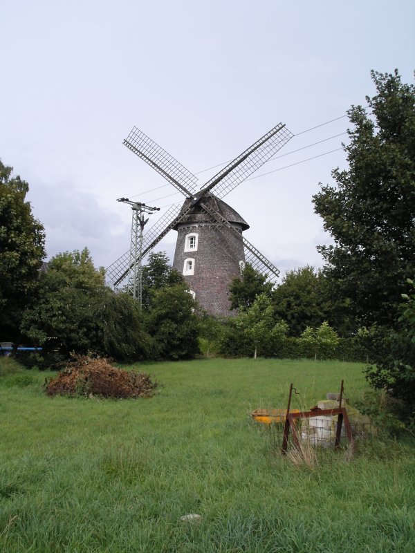 Eine Windmühle bei Raesfeld im westlichen Münsterland am 31.07.2005.