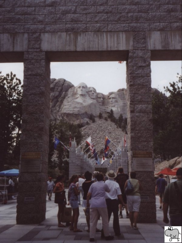 Eines der grten amerikanischen Sehenswrdigkeiten ist der in den Black Hills von South Dakota gelegene Mount Rushmore. In dessen Fels wurden von John Gutzon de la Mothe Borglum von 1927 bis 1941 die vier Kpfe der amerikanischen Prsidenten George Washington, Thomas Jefferson, Theodore Roosevelt und Abraham Lincoln in den Fels gesprengt.