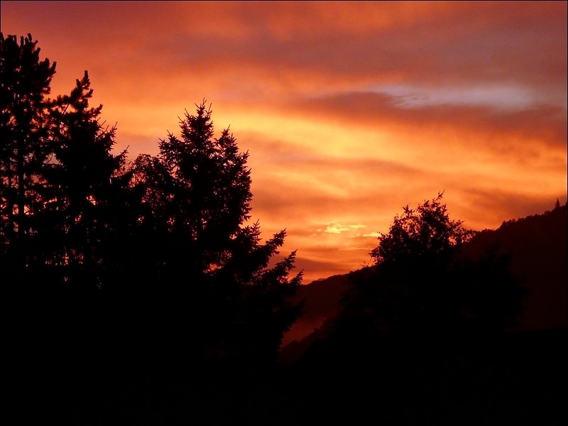 Einige Augenblicke spter dieses Schauspiel vom brennenden Himmel am  27.07.08 gegen 21.35 Uhr. 