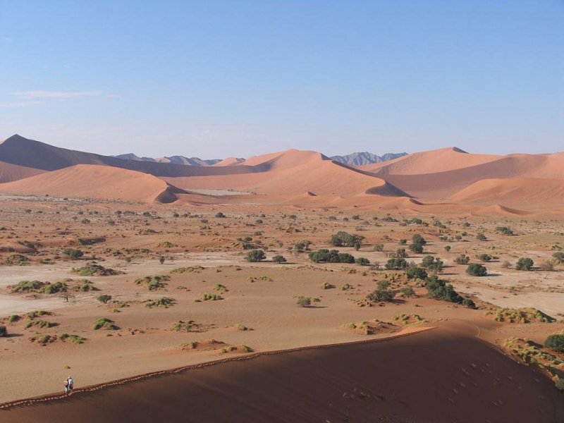 Einzigartig in die Welt! Das Dnelandschaft von Sossusvlei in Namibia. Hier fotografiert am 5-3-2009. Die umgebenden orangefarbenen Dnen zhlen mit ber 200 Meter Hhenunterschied gegenber der Pfanne zu den hchsten der Welt. Die hchste unter ihnen ist Dne 7, sie wird von den Einheimischen wegen ihrer Hhe und des langen Aufstiegs zum Gipfel Big Daddy oder Crazy Dune genannt.