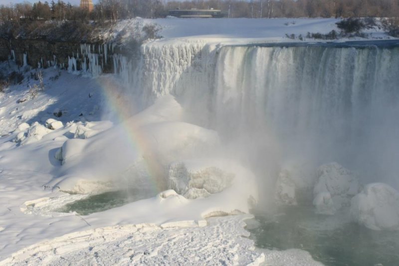 Eisbildung am gefrohrenen American Fall. Hin und wieder bildet sich in der Gischt ein Regenbogen; 25.01.2009