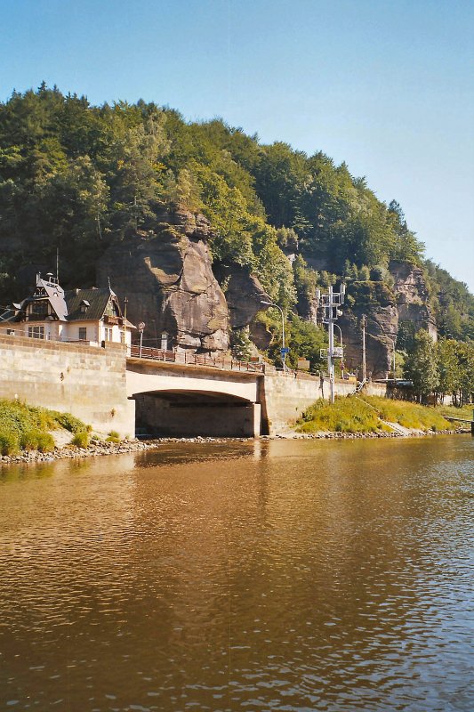 Elbe. Blick von der Fhre auf das tschechische Ufer. Bild etwa von der Mitte der Elbe, wo die Grenze verluft.