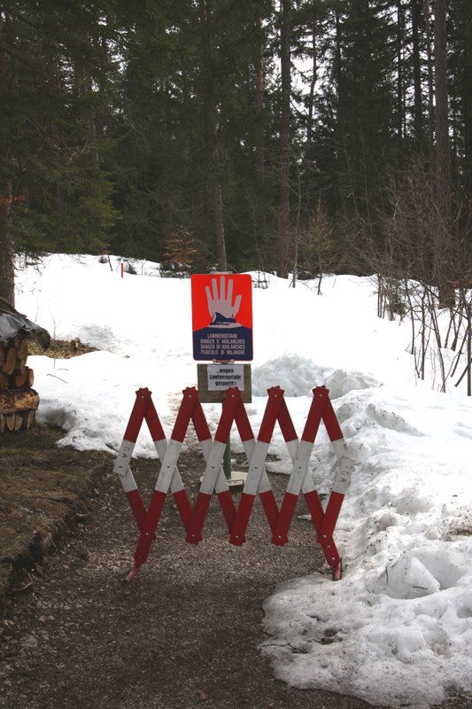 Endstation Sperrschild auf dem Besinnungsweg von Absam nach Gnadenwald, zum Kloster St. Martin, wegen Lawinengefahr gesperrt. (18.03.2009)