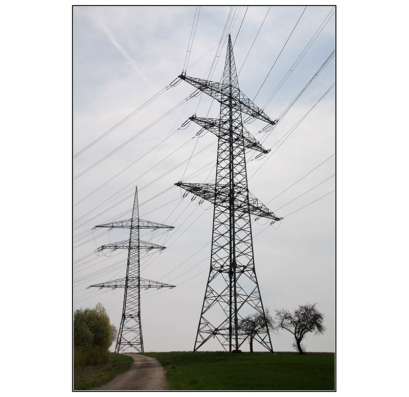 Energie-Landschaft - 

Die Landschaft in Deutschland wird heute sehr von der Energieversorgung geprägt. Diese Hochspannungsmasten haben durchaus ihren eigenen fotografischen Reiz. Hier bei Vaihingen (Enz). 

12.04.2009 (M)