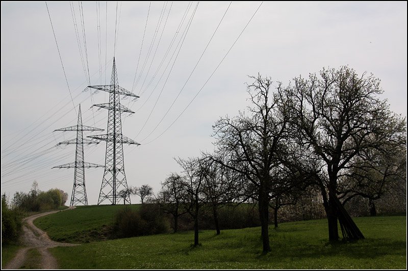 Energie-Landschaft -

Die Landschaft in Deutschland wird heute sehr auch von der Energieversorgung geprägt. Diese Hochspannungsmasten haben durchaus ihren eigenen fotografischen Reiz. Hier bei Vaihingen (Enz). 

12.04.2009 (M)