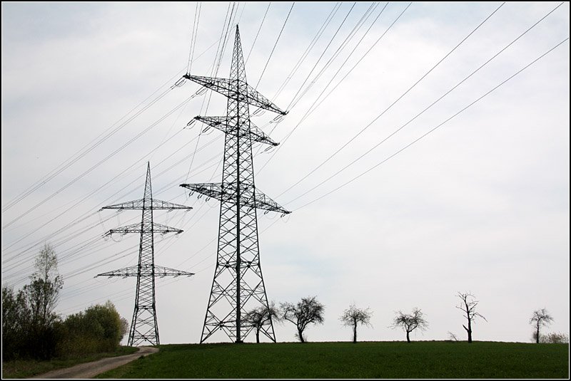 Energie-Landschaft -

Die Landschaft in Deutschland wird heute sehr auch von der Energieversorgung geprägt. Diese Hochspannungsmasten haben durchaus ihren eigenen fotografischen Reiz. Hier bei Vaihingen (Enz). 

12.04.2009 (M)