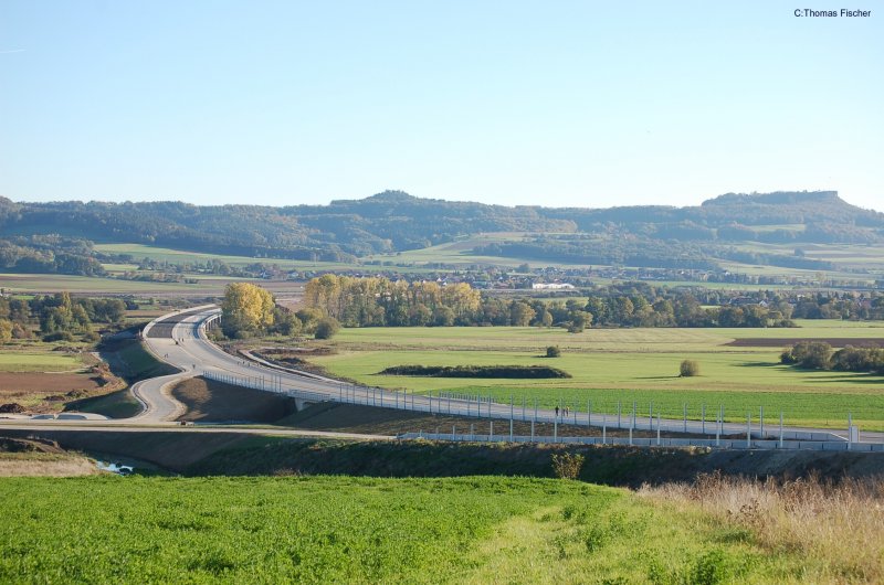 Entstehung der A 73 nach Erfurt . Im Hintergrund rechts der Staffelberg.
Aufnahmeort ist oberhalb von Ksten 14.10.2007