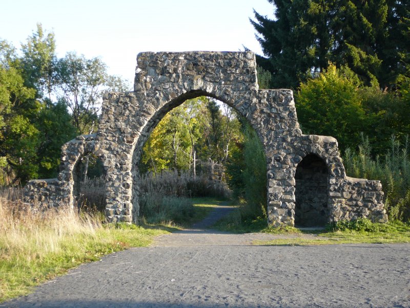 erhaltenes Eingangsportal eines RAD-Lagers am Schwarzen Moor, September 2008