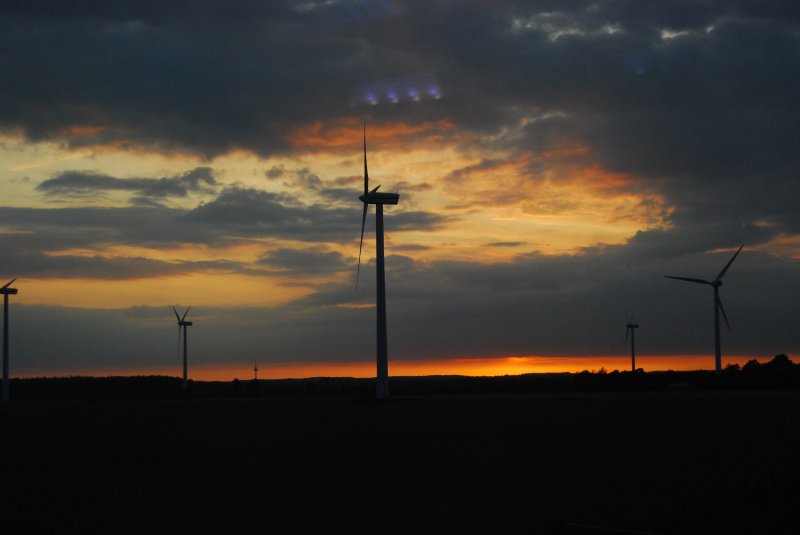 Erneuerbare Energien in unserer Landschaft. Die LED-Beleuchtung im Zug hat ihren Strom jedenfals nicht aus der Windkraftanlage.