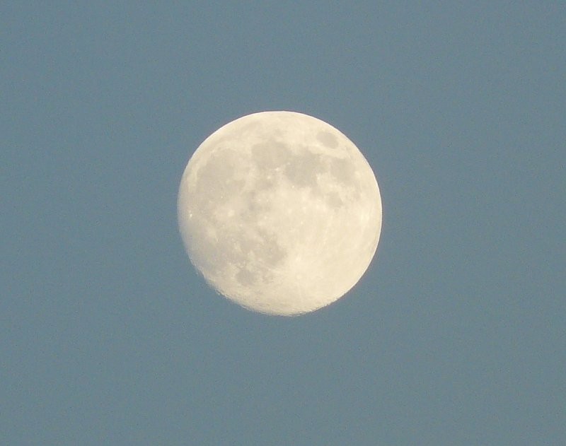 Es fehlt nicht mehr viel bis zum Vollmond! Bild aufgenommen in Erpeldange (Luxemburg) am 22.12.07