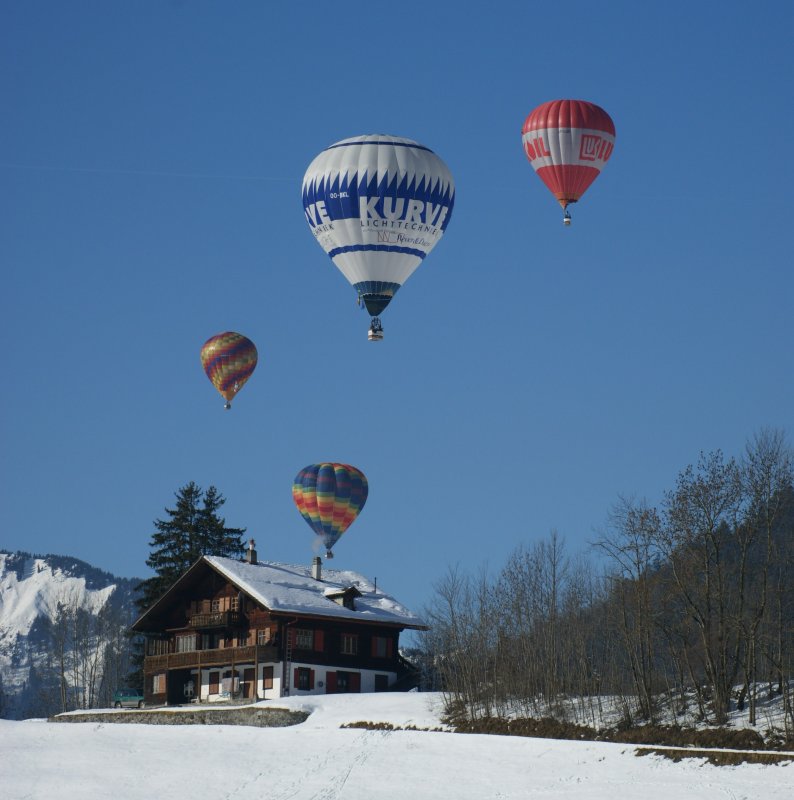 Es fliegt was durch die Luft. Die Chletbewohner in Chteau d'Oex bekommen ab und zu berraschenden Besuch von den Teilnehmern des internationalen Ballontreffens das jedes Jahr im Januar stattfindet.
(Januar 2009)