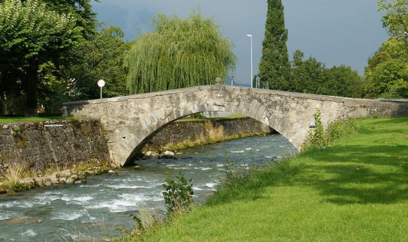 Es fhrt ber das Flsschen Grand Eau eine alte Brcke aus Stein.
(September 2008)