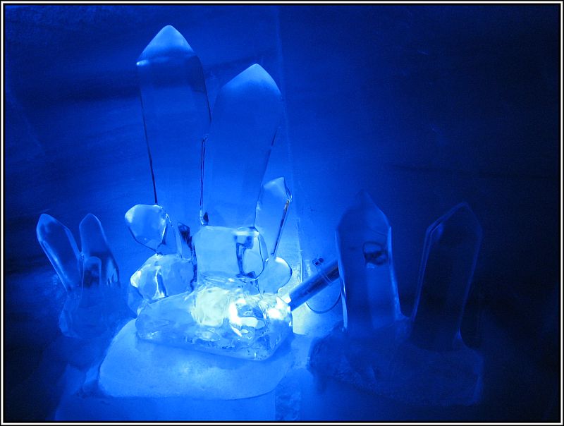 Etwa 20 Meter unter der Aussichtsplattform am Jungfraujoch befindet sich der  Eispalast , eine faszinierende Welt aus Gngen und Hallen, die in das Eis des Jungfraufirn geschlagen wurde. In Nischen befinden sich wunderschne Eisskulturen, die zum Teil wie hier auch mit farbigen Licht angestrahlt werden. (24.07.2008)