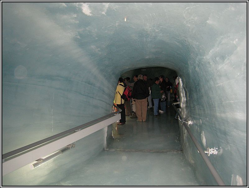 Etwa 20 Meter unter der Aussichtsplattform am Jungfraujoch befindet sich der  Eispalast , eine faszinierende Welt aus Gngen und Hallen, die in das Eis des Jungfraufirn geschlagen wurde. Die Aufnahme stammt vom 24.07.2008. Nhere Informationen unter http://www.jungfraujoch.ch/pages/de/Eispalast.html