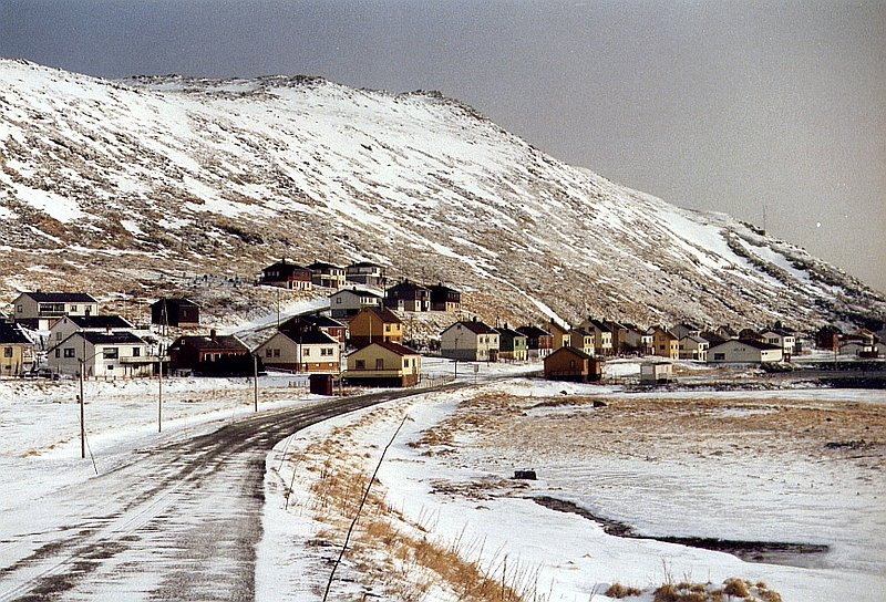 Europas nrdlichster Fischerort Skarsvag auf der Nordkapp-Insel Mageroya, etwa 15 km vom Nordkapp entfernt, im Mrz 1992. Im Winter wird die Strae nur bis hierher gerumt, das Nordkapp ist eine reine Touristenstation und im Winter unbewohnt.