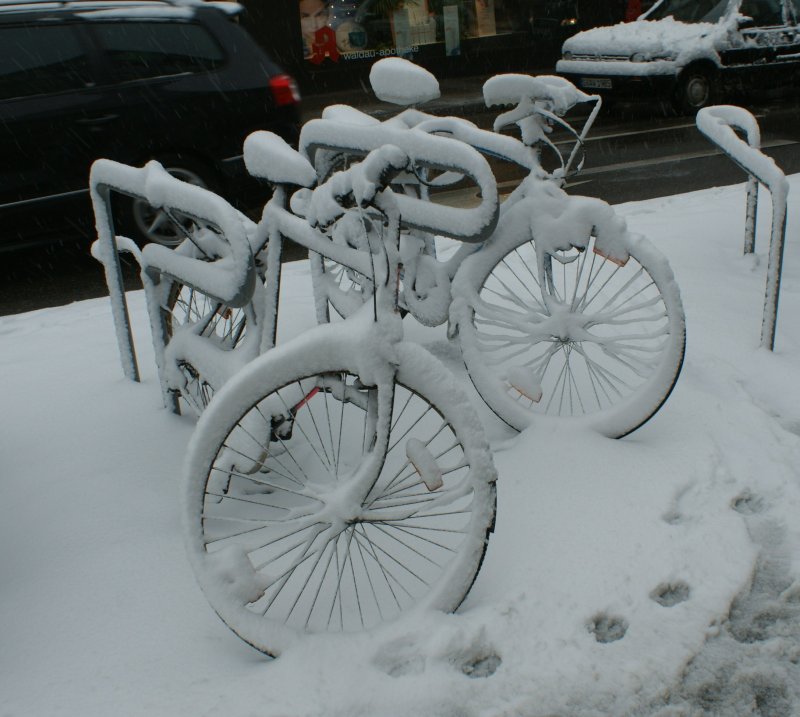 Fahrrder als Kunstwerke - der Winter als Knstler.
Degerloch, am 11.12.2008.