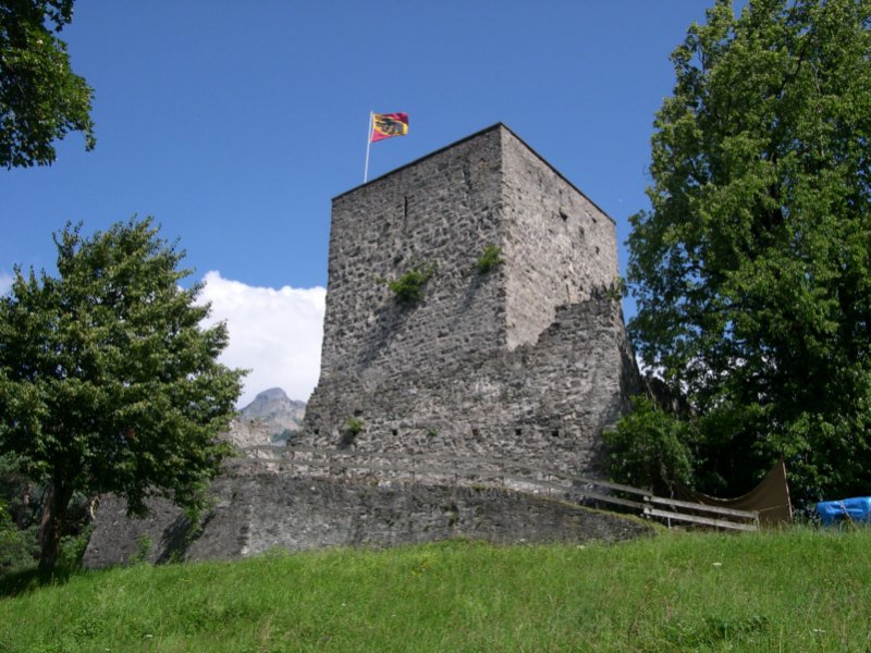 Fast alles was von der Tellenburg noch brig ist, sieht man hier. Der Turm und ein Teil der Wehranlagen. Die Tellenburg befindet sich im Frutigtal, ca. 10 km sdlich von Spiez. Vom Turm aus hat man eine fantastische Sicht ber das ganze Tal, nach Sden versperrt allerdings der Ltschberg den weiteren Blick.