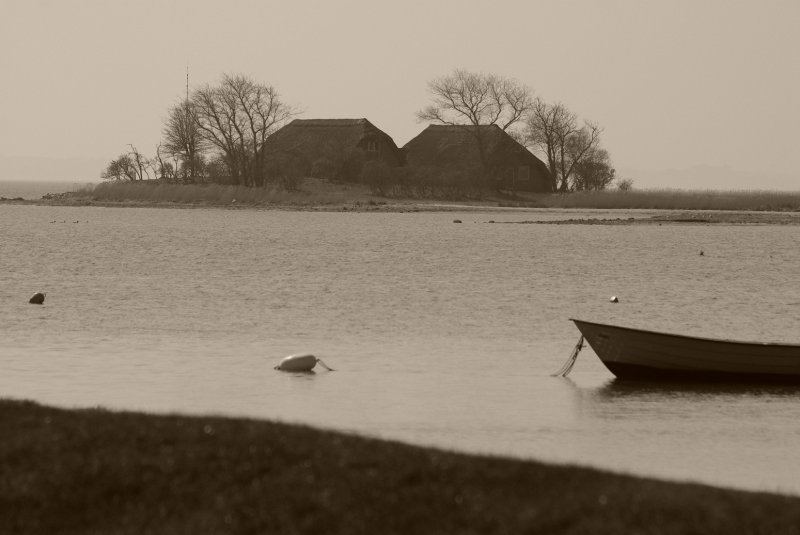 Fehmarn - Frhjahrsstimmung als Stillleben in Schwarzweiss. Blick von Westerberg ber die Bucht.